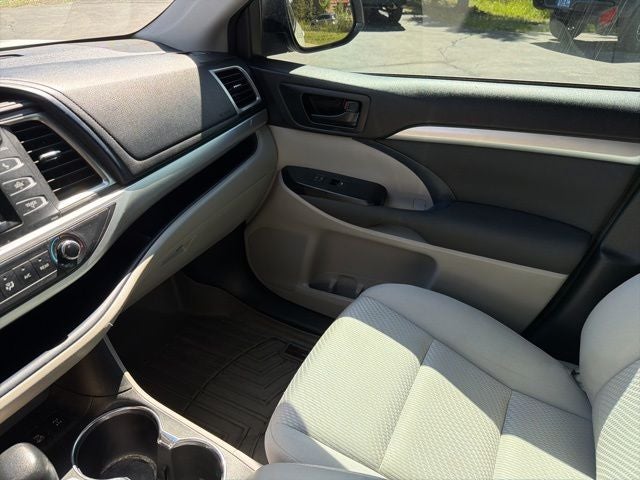 2016 Toyota Highlander LE V6